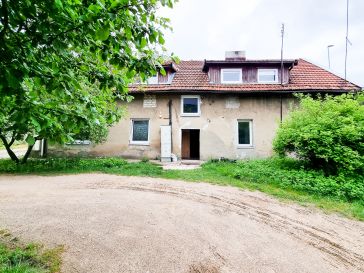 PARDUODAMAS 3 KAMBARIŲ BUTAS PIRMAME AUKŠTE