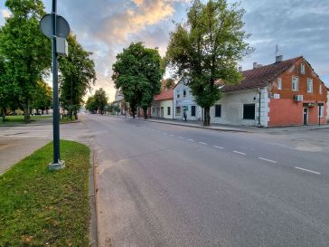 PARDUODAMAS 3 KAMBARIŲ BUTAS ANTRAME AUKŠTE TILŽĖS G. 21