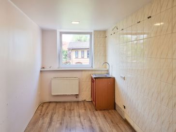 PARDUODAMAS 3 KAMBARIŲ BUTAS ANTRAME AUKŠTE TILŽĖS G. 21