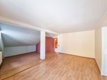 PARDUODAMAS 3 KAMBARIŲ BUTAS ANTRAME AUKŠTE TILŽĖS G. 21