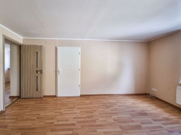 PARDUODAMAS 3 KAMBARIŲ BUTAS ANTRAME AUKŠTE TILŽĖS G. 21