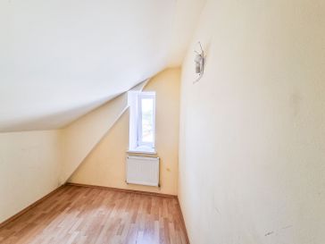 PARDUODAMAS 3 KAMBARIŲ BUTAS ANTRAME AUKŠTE TILŽĖS G. 21