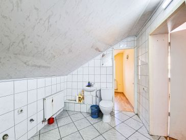 PARDUODAMAS 3 KAMBARIŲ BUTAS ANTRAME AUKŠTE TILŽĖS G. 21