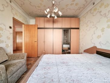 2 AUKŠTE PARDUODAMAS 3 KAMBARIŲ SU DIDŽIUOJU HOLU BUTAS 