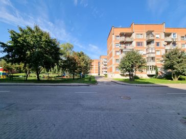2 AUKŠTE PARDUODAMAS 3 KAMBARIŲ SU DIDŽIUOJU HOLU BUTAS 