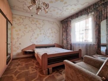 2 AUKŠTE PARDUODAMAS 3 KAMBARIŲ SU DIDŽIUOJU HOLU BUTAS 