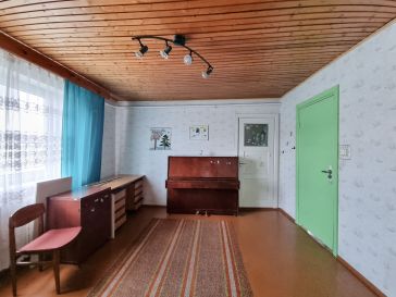 PARDUODAMAS GYVENAMAS NAMAS SU PASTATAIS IR ŽEMĖS SKLYPU 