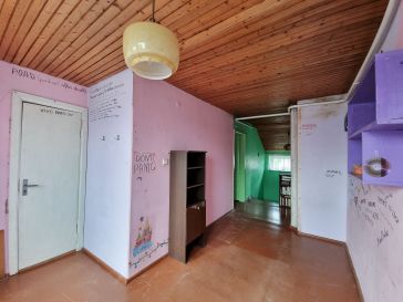 PARDUODAMAS GYVENAMAS NAMAS SU PASTATAIS IR ŽEMĖS SKLYPU 