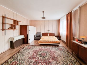 PARDUODAMAS GYVENAMAS NAMAS SU PASTATAIS IR ŽEMĖS SKLYPU 