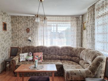 PARDUODAMAS GYVENAMAS NAMAS SU PASTATAIS IR ŽEMĖS SKLYPU 