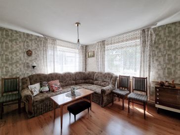 PARDUODAMAS GYVENAMAS NAMAS SU PASTATAIS IR ŽEMĖS SKLYPU 