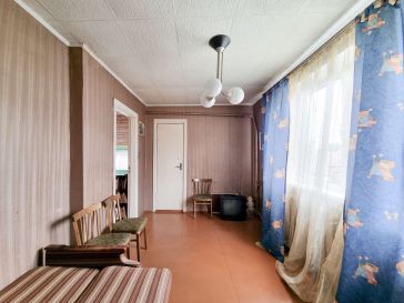 PARDUODAMAS GYVENAMAS NAMAS SU PASTATAIS IR ŽEMĖS SKLYPU 