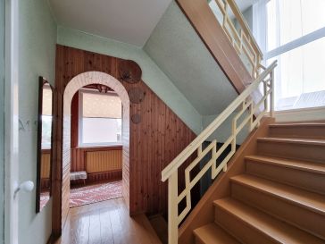 PARDUODAMAS GYVENAMAS NAMAS SU PASTATAIS IR ŽEMĖS SKLYPU