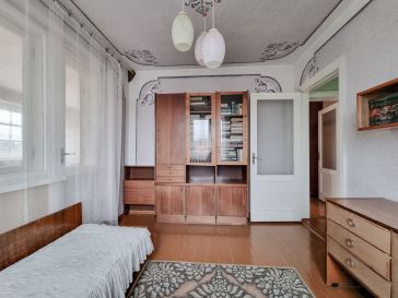 PARDUODAMAS GYVENAMAS NAMAS SU PASTATAIS IR ŽEMĖS SKLYPU