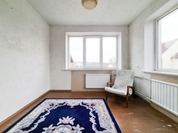 PARDUODAMAS GYVENAMAS NAMAS SU PASTATAIS IR ŽEMĖS SKLYPU