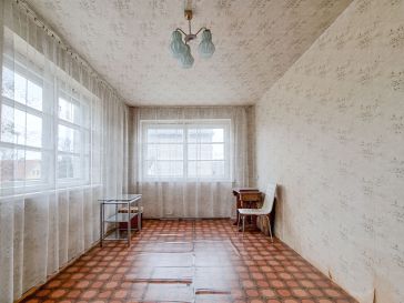 PARDUODAMAS GYVENAMAS NAMAS SU PASTATAIS IR ŽEMĖS SKLYPU