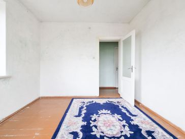 PARDUODAMAS GYVENAMAS NAMAS SU PASTATAIS IR ŽEMĖS SKLYPU