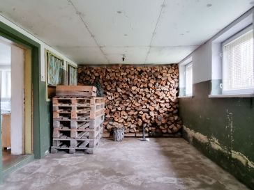 PARDUODAMAS GYVENAMAS NAMAS SU PASTATAIS IR ŽEMĖS SKLYPU