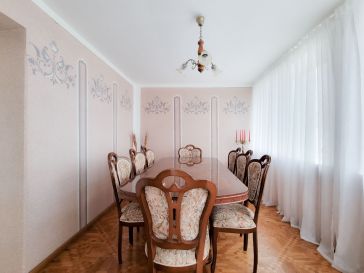 PARDUODAMAS GYVENAMAS NAMAS SU PASTATAIS IR ŽEMĖS SKLYPU