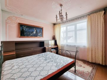 PARDUODAMAS GYVENAMAS NAMAS SU PASTATAIS IR ŽEMĖS SKLYPU
