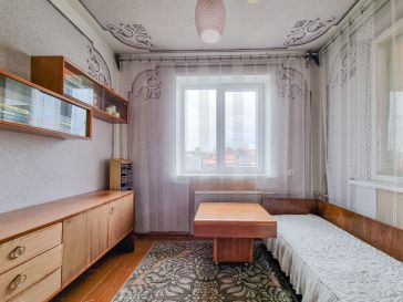 PARDUODAMAS GYVENAMAS NAMAS SU PASTATAIS IR ŽEMĖS SKLYPU