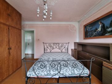 PARDUODAMAS GYVENAMAS NAMAS SU PASTATAIS IR ŽEMĖS SKLYPU
