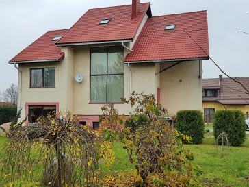 PARDUODAMAS GYVENAMASIS NAMAS SU 13 ARŲ ŽEMĖS SKLYPU JUKNAIČIUOSE