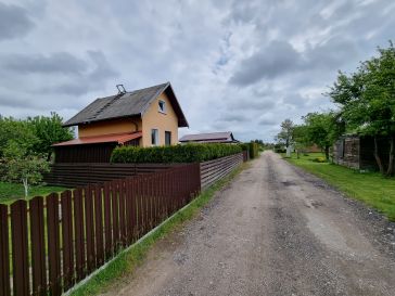 PARDUODAMAS SODO NAMAS SU 6 ARŲ ŽEMĖS SKLYPU
