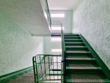 PARDUODAMAS VIENO KAMBARIO SU HOLU BUTAS