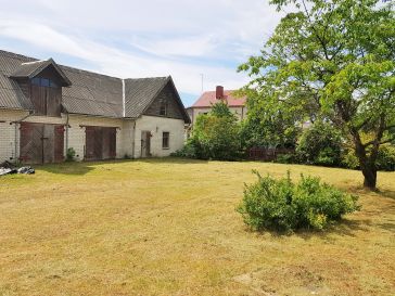 PARDUODAMI DU GARAŽAI SU ŪKINIU PASTATU IR 8  ARAIS ŽEMĖS SKLYPU