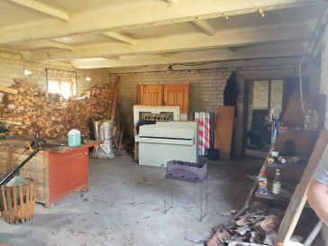 PARDUODAMI DU GARAŽAI SU ŪKINIU PASTATU IR 8  ARAIS ŽEMĖS SKLYPU
