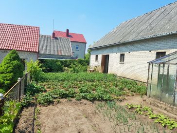 PARDUODAMI DU GARAŽAI SU ŪKINIU PASTATU IR 8  ARAIS ŽEMĖS SKLYPU